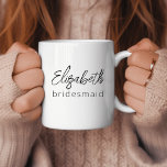 ブライドメイモダンドのミニマリストバチェロレッテ コーヒーマグカップ<br><div class="desc">私たちの"Bridesmaid Minimalist Script"バチェロレッテモダンコーヒーカップギフト、シックで実用的な感謝のトークンであなたのbridesmaidを喜ばせる。このコーヒーカップは美学とコンテンポラリーミニマルな魅力を完璧に融合し、あなたのブライダルパーティのための完璧なキープサプライズにする。朝の気に醸造に洗練のtouchを加えたスクリプエレガントトフォントで「ブライドメイド」という言葉を表現した。あなたの花嫁が彼らの毎日のカフェイン固定のためかアクセサリーとして使用するスタイリッシュか、このコーヒーカップは汎用性とファッショナブルの両方である。耐久性のために設計されたこのセラミックコーヒーカップは、あなたのbridesmaidが何年もお気に入りのスタイルで熱い飲み物を確実に楽しむ行うことが可能な来ことを保証する。快適なハンドルと寛大なサイズは、コーヒー、紅茶、その他の飲み物を飲むのに理想的お気に入りのである。各コーヒーカップをブライドメイドの名前やイニシャルでパーソナライズし、それぞれを作る意味のあるtouchをユニーク得る。祭壇への旅の重要性を反映した贈り物で、あなたの花嫁に感謝を示しなさい。私たちの"Bridesmaidミニマルモダンリストスクリプト"バチェロレッテコーヒーカップギフトすべての一口を高めるエレガンスのtouchのためにモダン選択。</div>