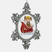 ブラウニーの偵察者のそりのブロンドの女性 スノーフレークピューターオーナメント (左)