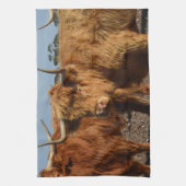 ブラウニー美しい:威厳のある大きな茶色の高地の牛 キッチンタオル (縦)