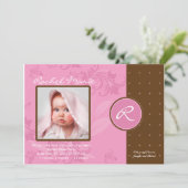 ブラウンおよびピンクのモノグラムの写真のベビーの発表 案内状 (スタンド正面)