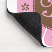 ブラウンおよびピンクのモノグラムD マウスパッド (コーナー)