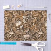 ブラウンおよびベージュ蝶パターン 薄葉紙 (クラフト)