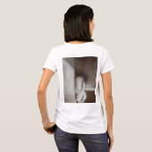 ブラウンおよび白い地球の調子の静物画の円の上 Tシャツ (裏面フル)