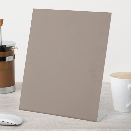 ブラウンでリビングルームのスタイルを強化 台座サイン (インサイチュ)