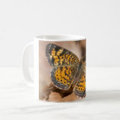 ブラウンとオレンジの蛾のアパレルとギフト コーヒーマグカップ (正面左)
