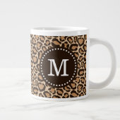 ブラウンとヒョウのプリントカスタムモノグラム ジャンボコーヒーマグカップ (右)