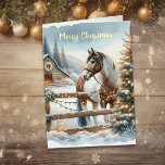 ブラウンとホワイトホースの素朴クリスマス金ゴールド 箔グリーティングカード<br><div class="desc">かわいらしフェスティバルファームをテーマにしたクリスマスゴルフフォイルカード。雪かわいらし雪の背景とクリスマスツリーとヴィンテージの古い赤い納屋を持つ古い素朴な木のフェンスの後ろに立っている茶色と白い馬。</div>