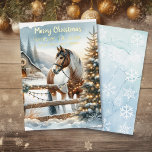 ブラウンとホワイトホースの素朴クリスマス金ゴールド 箔シーズンカード<br><div class="desc">かわいらしフェスティバルファームをテーマにしたクリスマスゴルフフォイルカード。雪かわいらし雪の背景とクリスマスツリーとヴィンテージの古い赤い納屋を持つ古い素朴な木のフェンスの後ろに立っている茶色と白い馬。</div>