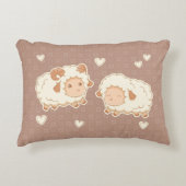 ブラウンにかわいい2匹の小さな羊の柄 アクセントクッション (正面)