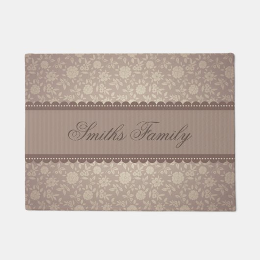 ブラウンのエレガントなベージュ花柄は文字をカスタマイズ ドアマット (正面)