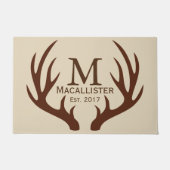 ブラウンのシカの木びき台の(雄ジカの)枝角及び暗灰色の姓 ドアマット (正面)