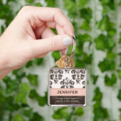 ブラウンのダマスク織の写真のKeychainのカスタムなピンクのキーホルダー キーホルダー (手)