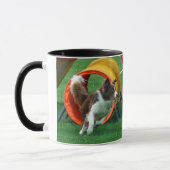 ブラウンのボーダーコリーの敏捷のトンネル マグカップ (左)