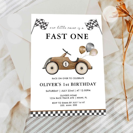 ブラウンのレーシングカーの男の子用 1歳の誕生日 招待状