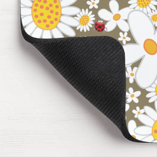 ブラウンの夏の白いデイジーそして赤いてんとう虫 マウスパッド (コーナー)