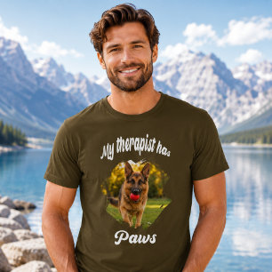 ブラウンの犬の写真 "My therapist has paws" Tシャツ
