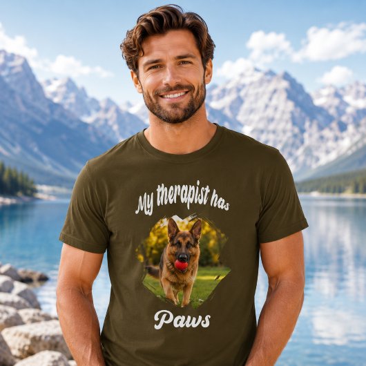 ブラウンの犬の写真 "My therapist has paws" Tシャツ