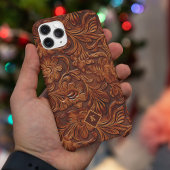 ブラウンの立体型押し革の花柄に2つのモノグラム iPhone 15ケース