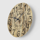 ブラウンの素朴でパーソナライズな木製の捕獲毎時 ラージ壁時計 (傾斜)