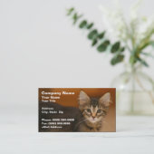 ブラウンの背景に対するかわいい子ネコ 名刺 (スタンド正面)