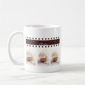 ブラウンの背景ビジネス項目の白いカップケーキ コーヒーマグカップ (左)