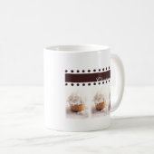 ブラウンの背景ビジネス項目の白いカップケーキ コーヒーマグカップ (正面右)