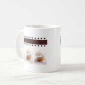 ブラウンの背景ビジネス項目の白いカップケーキ コーヒーマグカップ (正面左)