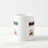 ブラウンの背景ビジネス項目の白いカップケーキ コーヒーマグカップ (中央)
