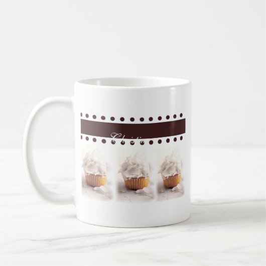 ブラウンの背景ビジネス項目の白いカップケーキ コーヒーマグカップ (左)