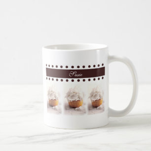ブラウンの背景ビジネス項目の白いカップケーキ コーヒーマグカップ