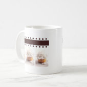 ブラウンの背景ビジネス項目の白いカップケーキ コーヒーマグカップ (正面左)