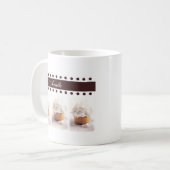 ブラウンの背景ビジネス項目の白いカップケーキ コーヒーマグカップ (正面左)