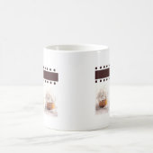 ブラウンの背景ビジネス項目の白いカップケーキ コーヒーマグカップ (中央)