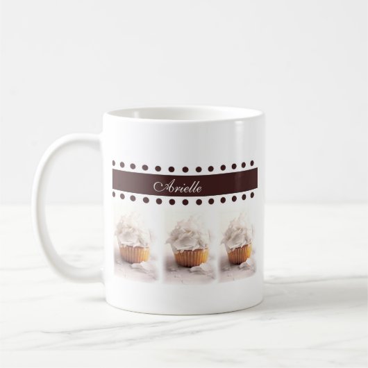 ブラウンの背景ビジネス項目の白いカップケーキ コーヒーマグカップ (左)