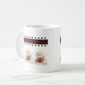 ブラウンの背景ビジネス項目の白いカップケーキ コーヒーマグカップ (正面左)