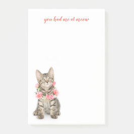 ブラウンの虎猫の身に着けている花のネックレス ポストイット