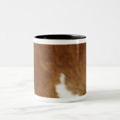 ブラウンの革靴のプリント ツートーンマグカップ (中央)