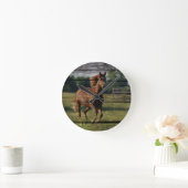 ブラウンの馬を疾走する納屋のWoodgrainの国牧場 ラウンド壁時計 (ホーム)
