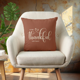ブラウンのThankful パーソナライズド ファミリーネーム クッション