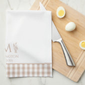 ブラウンアンドホワイトギンガム名前をカスタムするモノグラム キッチンタオル (四つ折り)