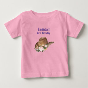 ブラウンカウガールハットにピンクの花の誕生日 ベビーTシャツ