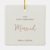 ブラウンクリスマスオーナメント初年結婚したカップル セラミックオーナメント (裏面)