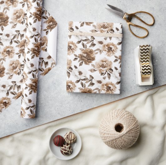 ブラウンクリームホワイトフラワーズ誕生日 ラッピングペーパー (クラフト)