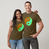 ブラウングリーンウィンドブローン陰陽 Tシャツ (ユニセックス)