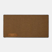 ブラウンステッチレザーフェイク – パーソナライズ デスクマット (正面)