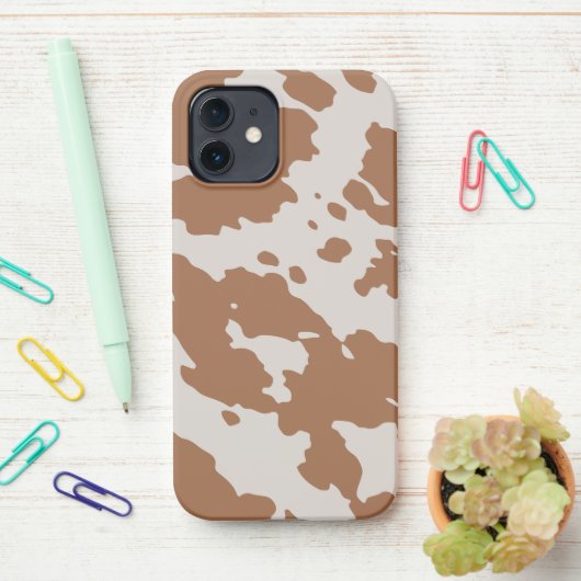 ブラウンスポッテッドコウィドアニマルプリント iPhoneケース (デスク上)