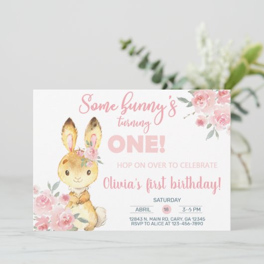 ブラウンバニーとピンクの花の女の子招待状。 招待状 (スタンド正面)