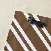 ブラウンパーソナライズされたとホワイトのストライプ ビーチタオル (インサイチュ)