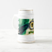 ブラウンパーソナライズされたアイリッシュバッジ(アイルランド国旗を使用) ビールジョッキ (正面左)