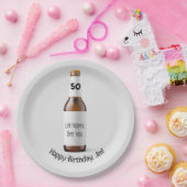 ブラウンビールボトル50歳の誕生日 ペーパープレート (パーティー)